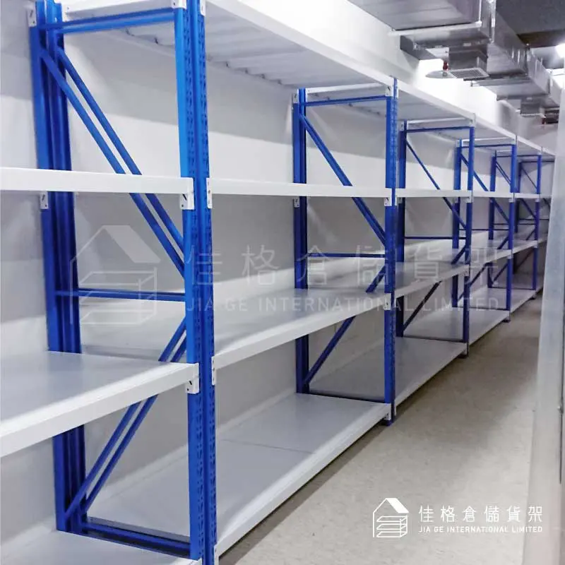 藍白輕中型貨架斜撐結構與單排靠牆延伸配置 藍白輕中型貨架斜撐結構與單排靠牆延伸配置