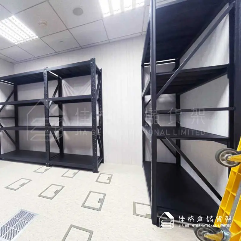 層板式中型貨架側向視角:專用斜撐結構與底板加強筋抗彎曲工法 層板式中型貨架側向視角:專用斜撐結構與底板加強筋抗彎曲工法