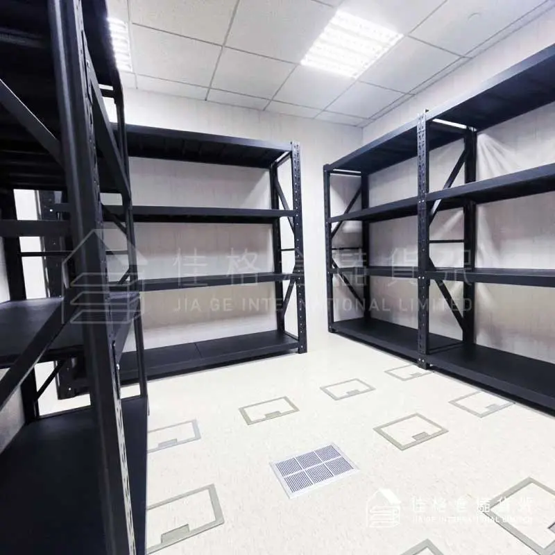 半導體晶片大廠機房設備暫存室:完工消光黑中型鋼製貨架配置實景 半導體晶片大廠機房設備暫存室:完工消光黑中型鋼製貨架配置實景